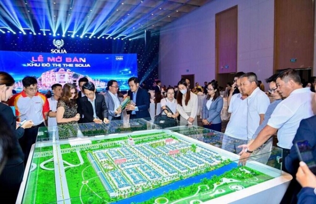 Lãi suất vay tăng cao, nhà đầu tư bất động sản chật vật đẩy hàng