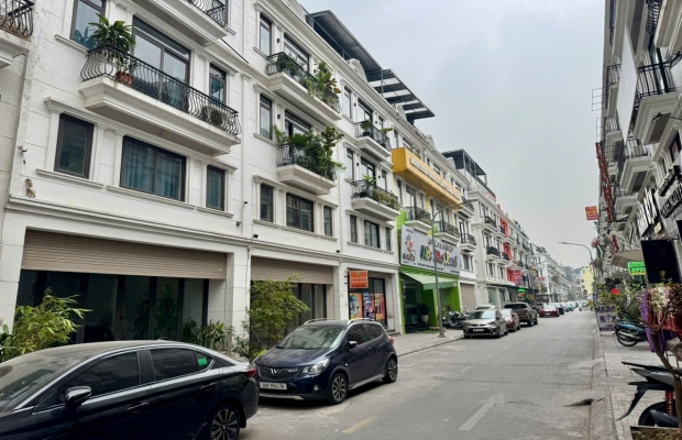 Bất động sản nhà ở Bắc – Nam “ngược chiều”: Hà Nội hạ giá giữ nhịp, TP.HCM bung hàng tạo sóng