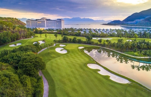 Việt Nam sắp có quần thể sân golf lớn nhất lịch sử, rộng gấp 5 lần phường Hoàn Kiếm tại nơi sẽ chỉ cách thủ đô 23 phút di chuyển